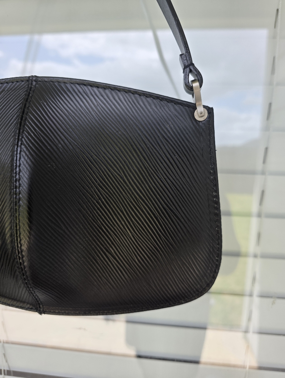 Louis Vuitton Black Women's Shoulder Bag Classic Textured Design Logo - Picture 6 of 13